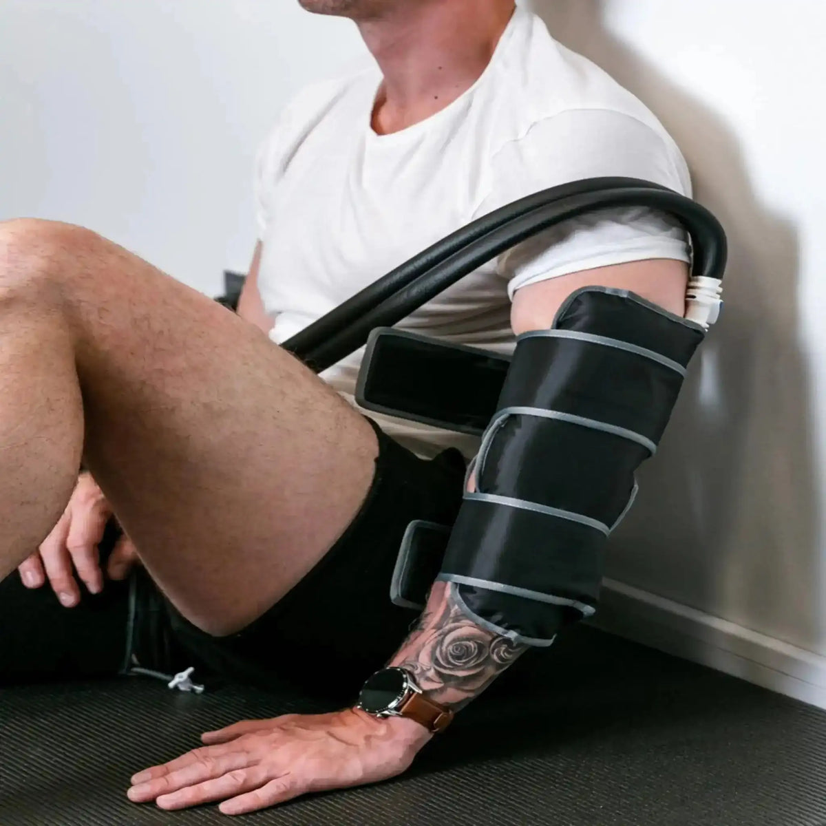 Aerify Cryoboots Set im Einsatz mit Armmanschette am Oberarm eines sitzenden Mannes