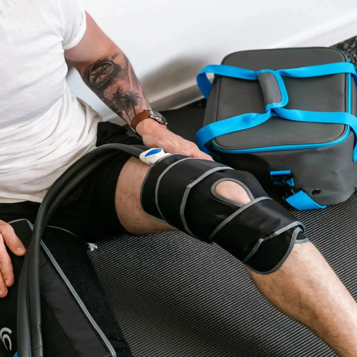 Aerify Cryoboots Set im Einsatz mit Kniemanschette neben der blauen Kühltasche