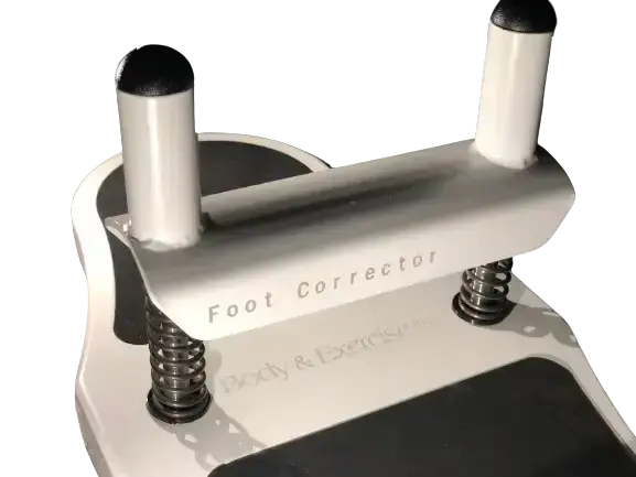 Body & Exercise Foot Corrector aus Holz im Detail: Bügel mit Schriftzug und Druckfedern