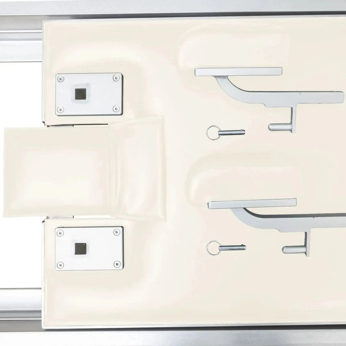 Elina Pilates Classic Reformer aus Aluminium, Detail der Schulterstützen in Elfenbein