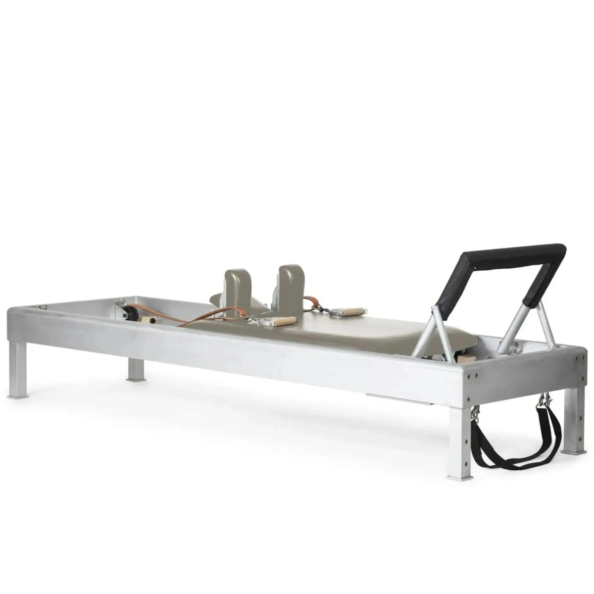 Elina Pilates Classic Reformer aus Aluminium, Polster in Mokka, Schrägansicht