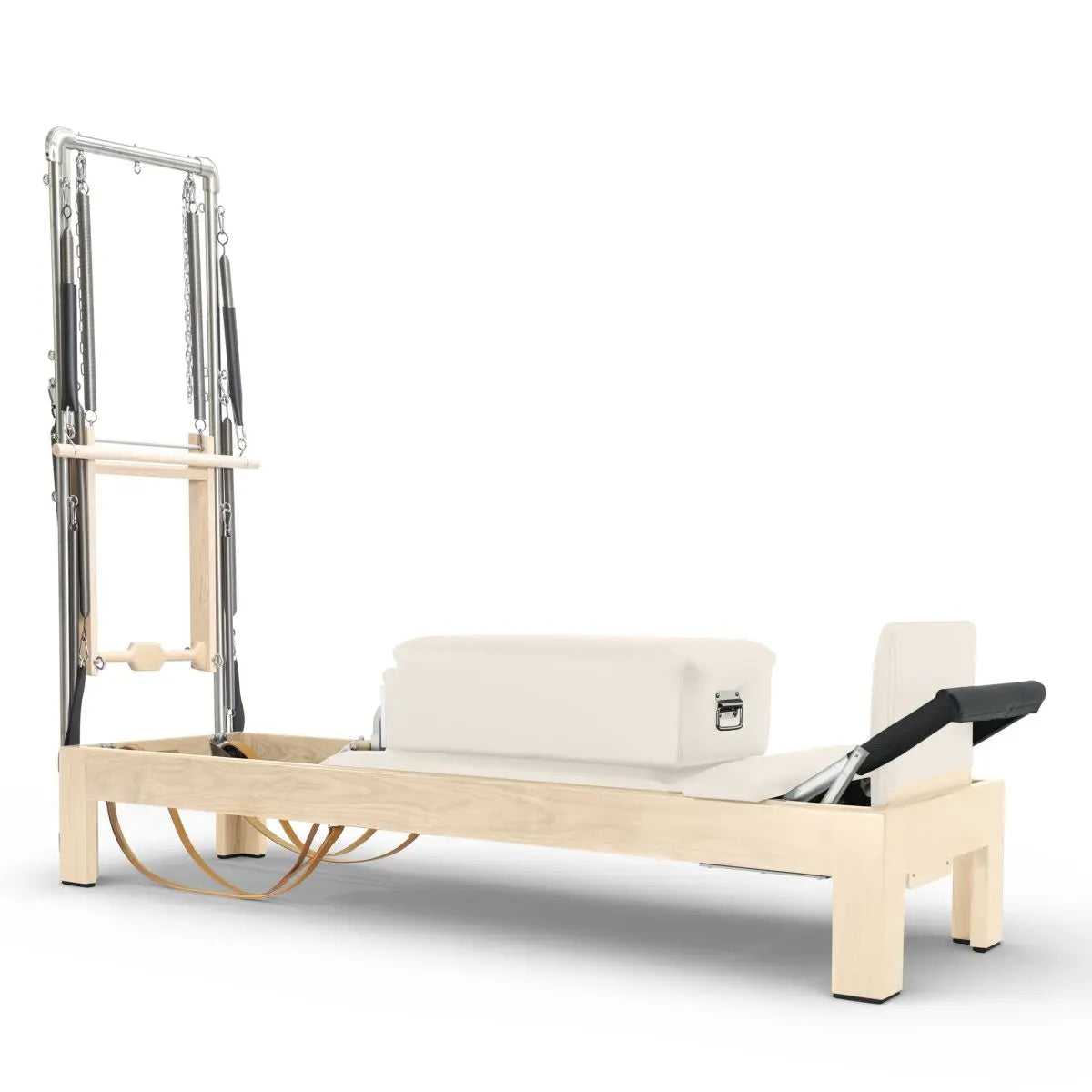 Elina Pilates Classic Reformer mit Tower aus Ahornholz mit Polstern in Altrosa, Seitenansicht vor weißem Hintergrund