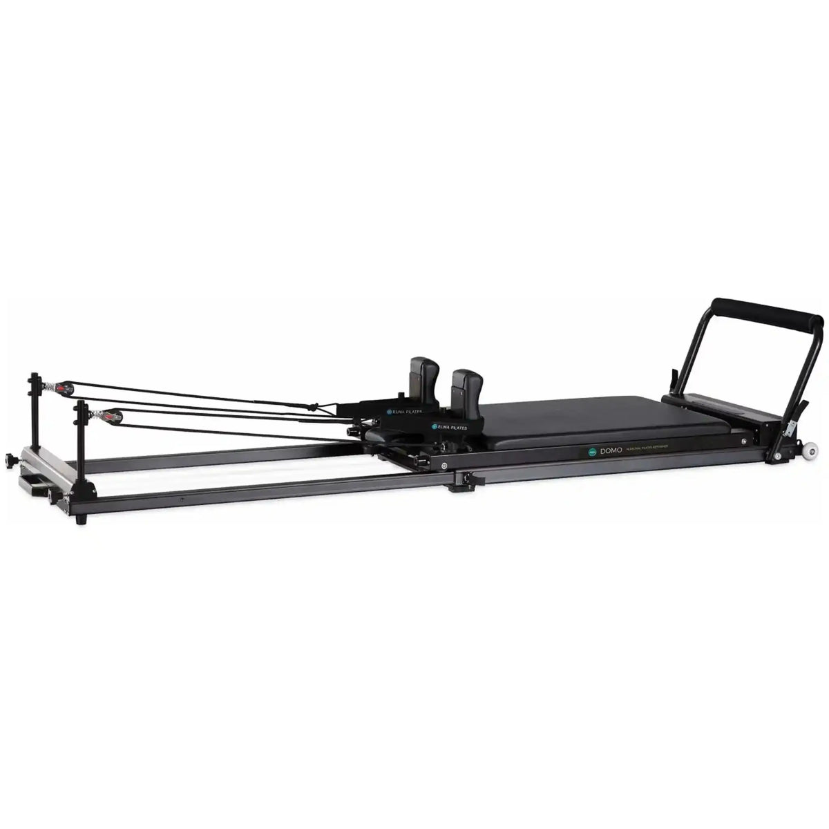 Elina Pilates Domo Reformer aus Aluminium in Schrägansicht mit Schlitten, Schulterstützen und Fußstange