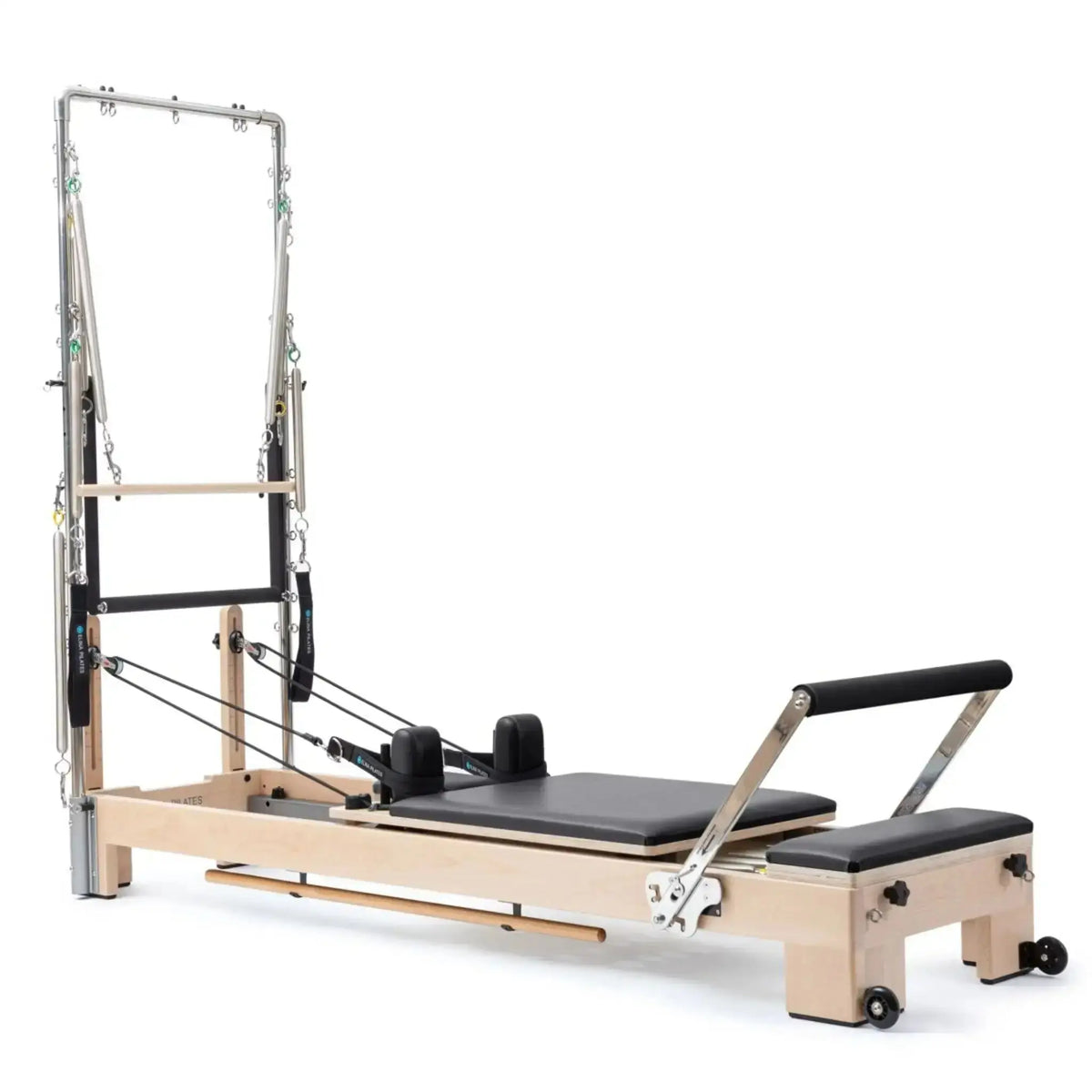 Elina Pilates Lignum Reformer mit Tower aus Holz mit Polstern in Schwarz, Schrägansicht mit Tower