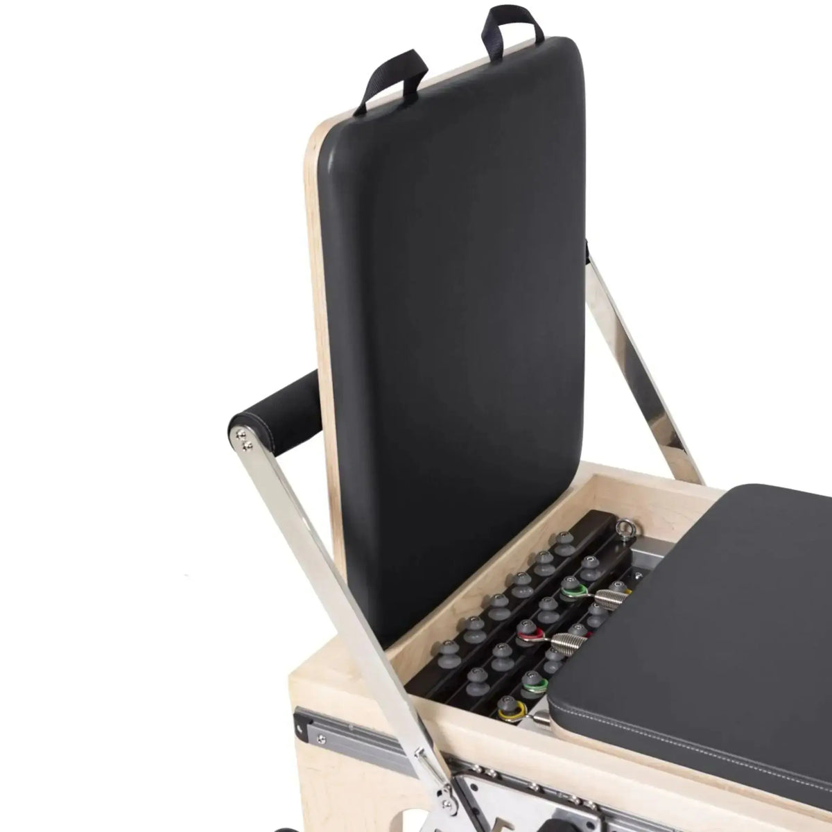 Elina Pilates Master Instructor Physio Reformer mit Tower – Detail der Sitzbox mit hochgeklappter Lehne und Federleiste in Schwarz
