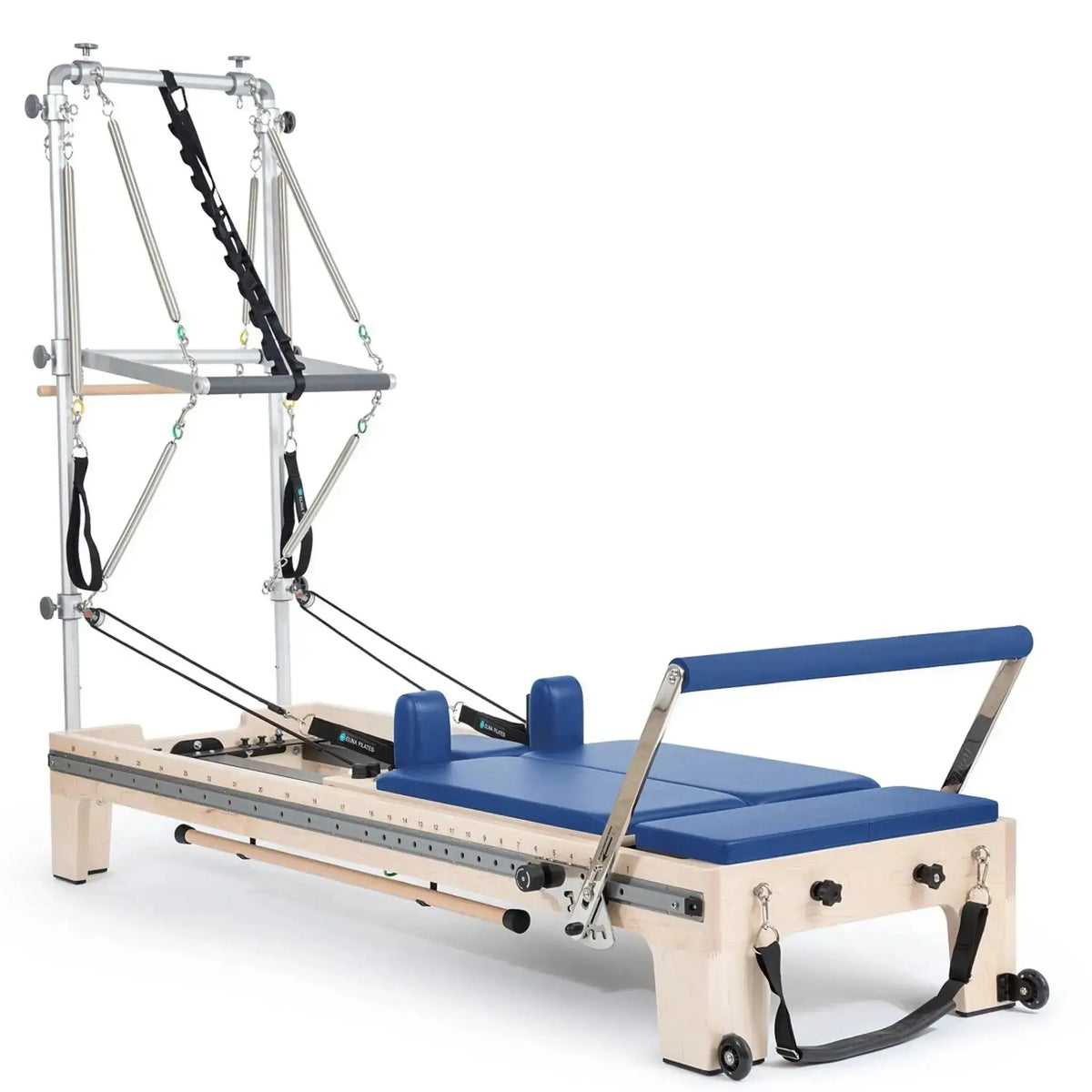 Elina Pilates Twin Reformer aus Ahornholz mit Polstern in Ozeanblau, Seitenansicht mit Turm auf Weiß