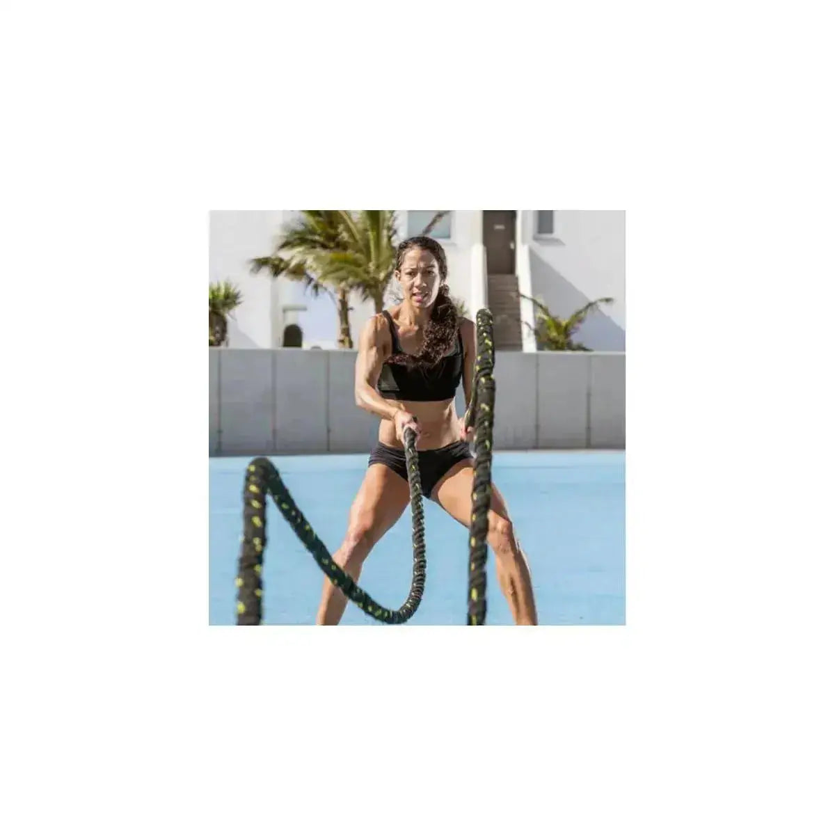 Force USA Battle Rope 15 m im Einsatz: Frau trainiert im Freien am Pool