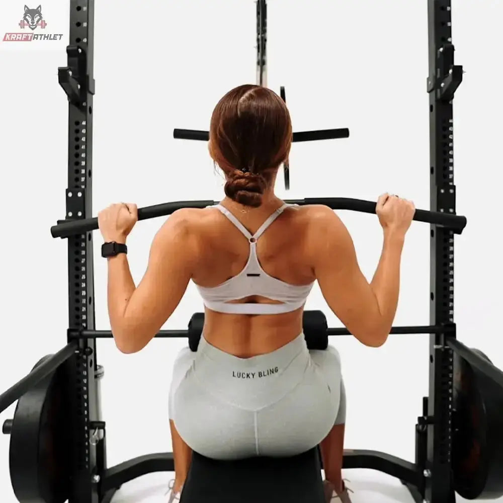 Force USA MyRack Lat Pulldown & Low Row, Rückenansicht einer Frau beim Latziehen an der breiten Stange