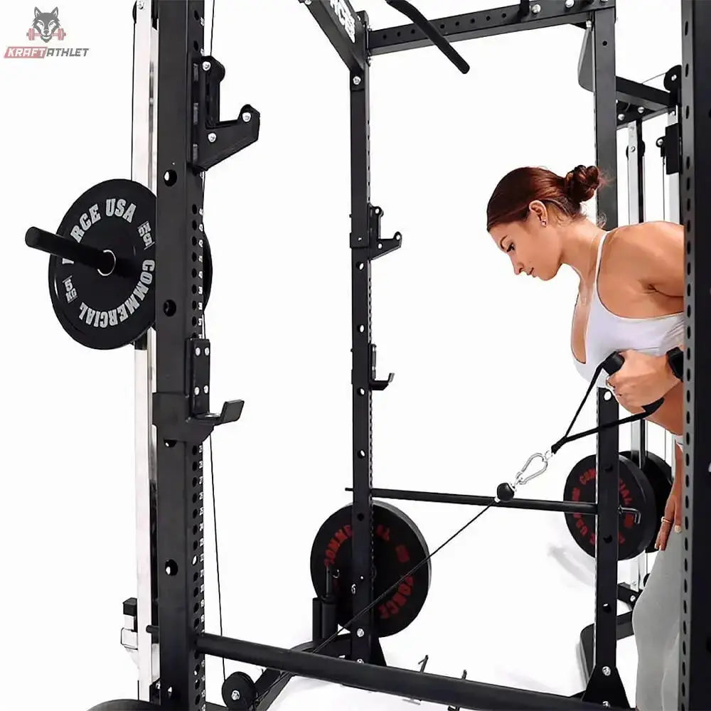 Force USA MyRack Lat Pulldown & Low Row im Rack, Frau zieht den Seilzug vorgebeugt einarmig nach hinten