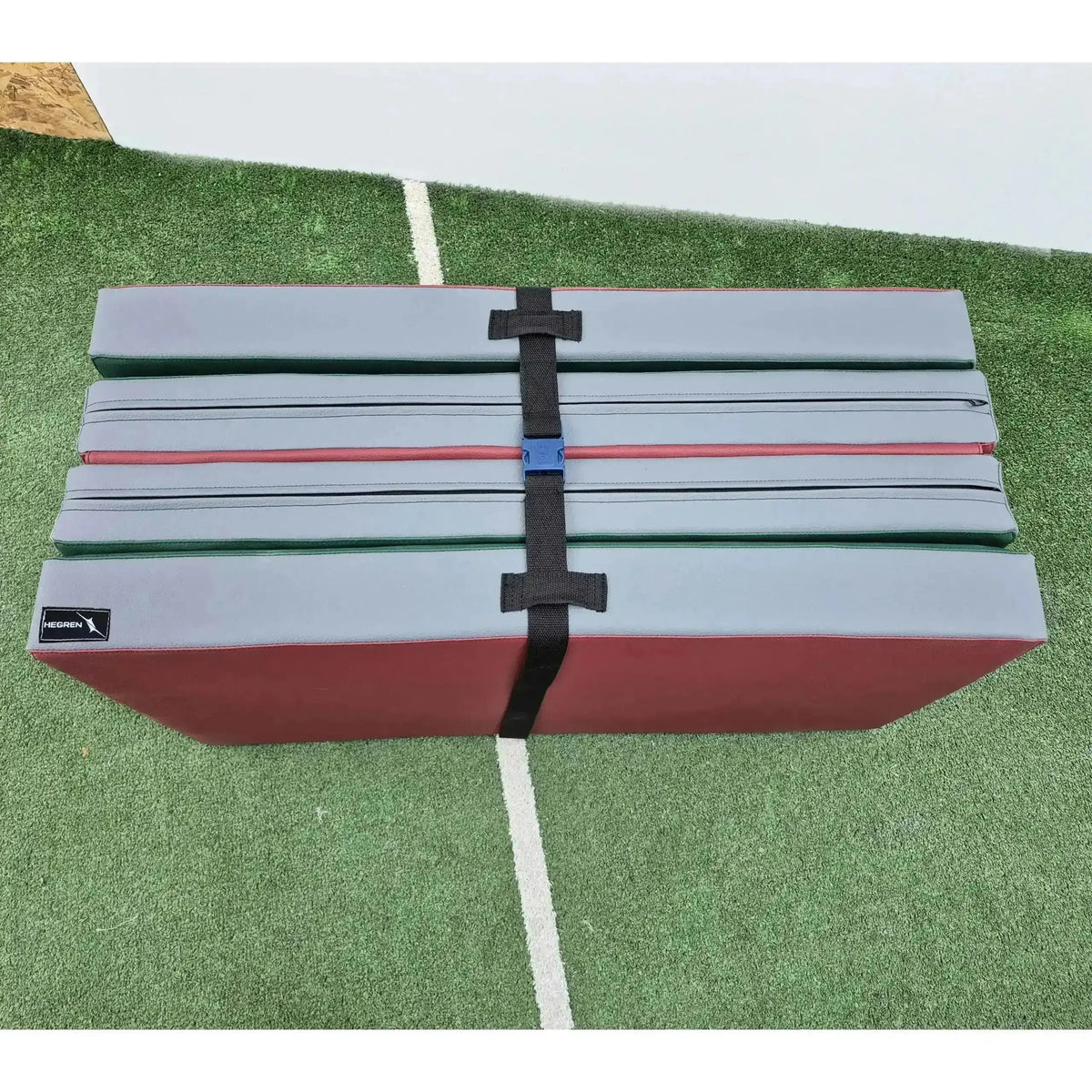 Hegren Foldable Mat, gefaltete Matte in Grau und Bordeaux mit Haltegurt