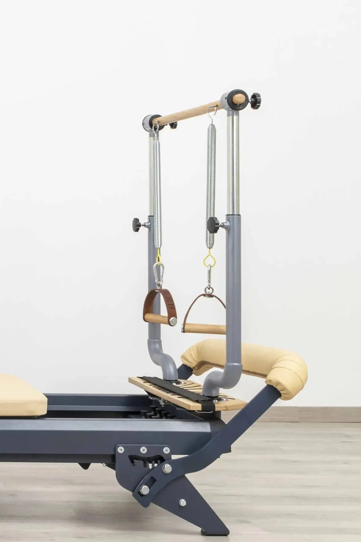 Hegren Stability Bar für den TALMA 62 am Reformer montiert, Seitenansicht im hellen Raum