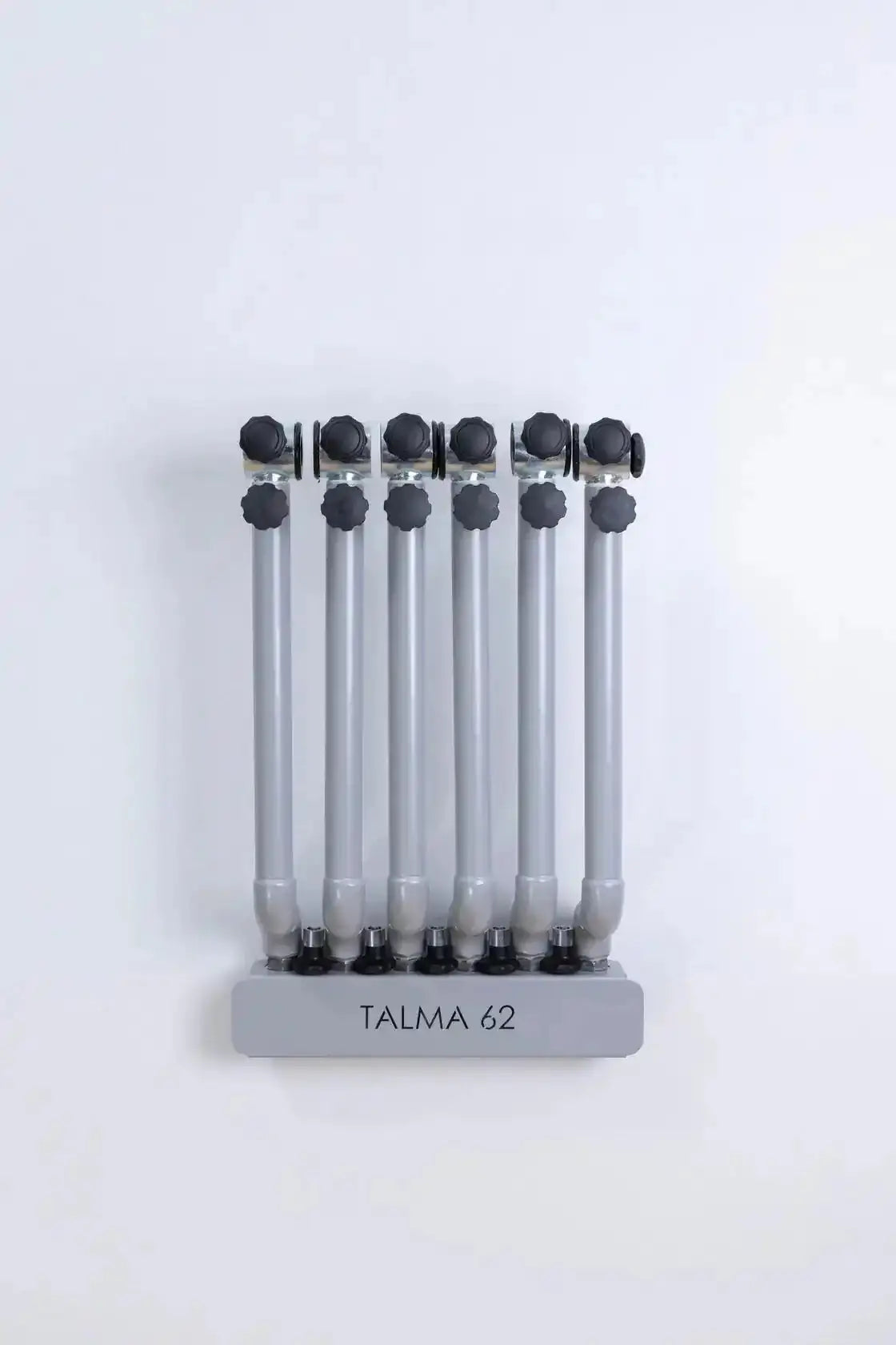 Hegren Stability Bar Wall Stand Wandhalter in Frontansicht, mit sechs silbernen Stability Bars bestückt vor weißem Hintergrund