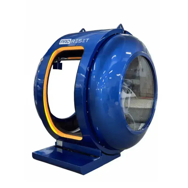 ProReset Anatolia Hyperbarkammer – Schrägansicht in Blau mit oranger Beleuchtung an der Öffnung