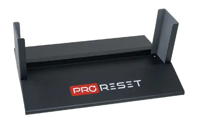 ProReset Ständer für ProRed und ProRed Max in Schwarz, Schrägansicht der Standplatte ohne Rollen