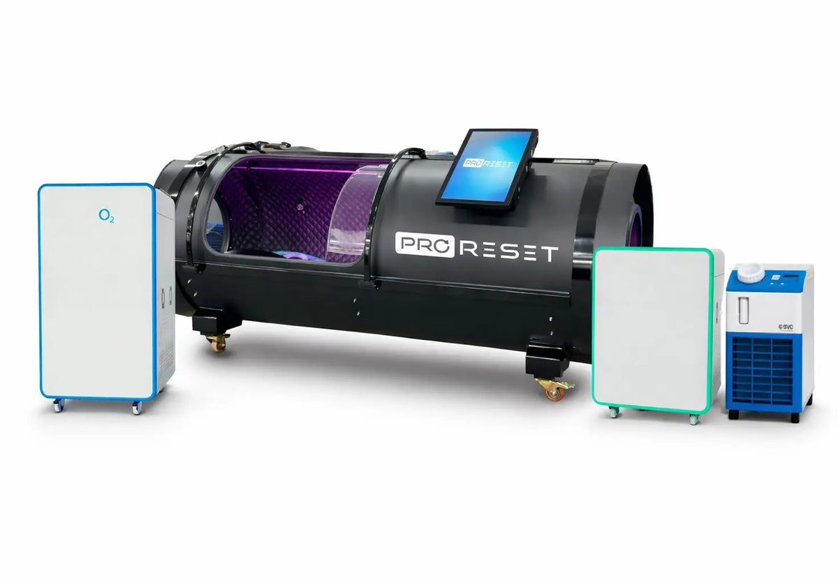 ProReset Trojan Hyperbarkammer – Seitenansicht in Schwarz mit Tablet und externen Modulen