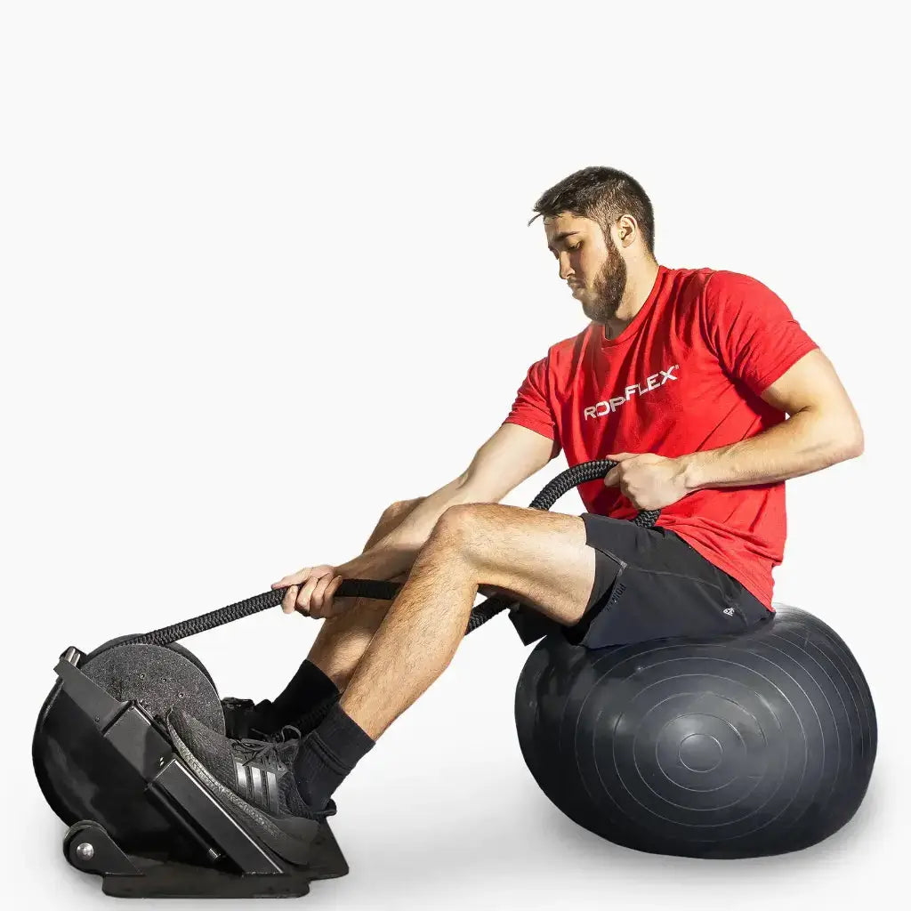 Ropeflex RX2000 Endlosseil-Bodengerät: Training im Sitzen auf dem Gymnastikball, freigestellt auf weißem Grund