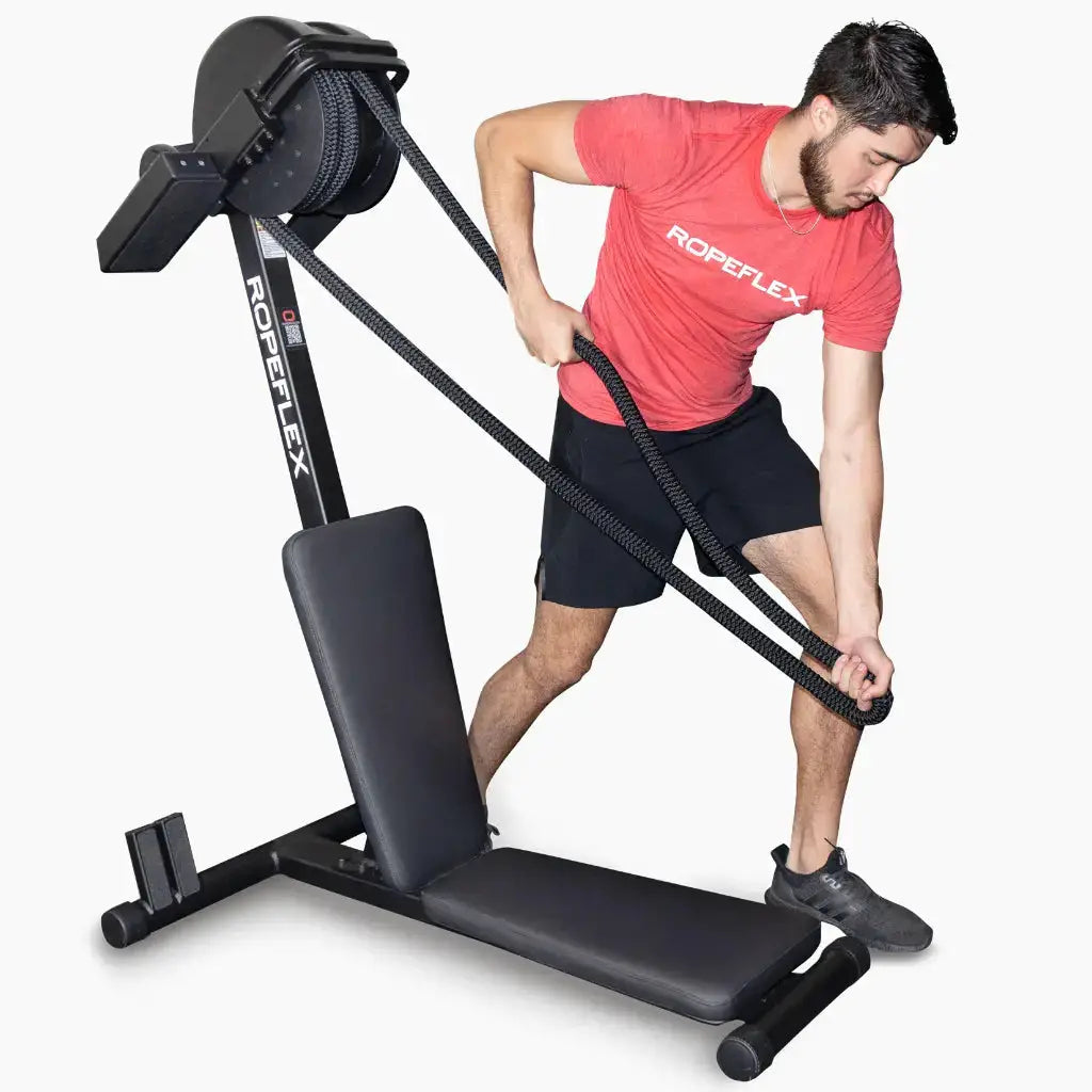 Ropeflex RX2300 Dual-Position-Seiltrainer, Mann zieht das Seil seitlich mit Rotation im Stehen