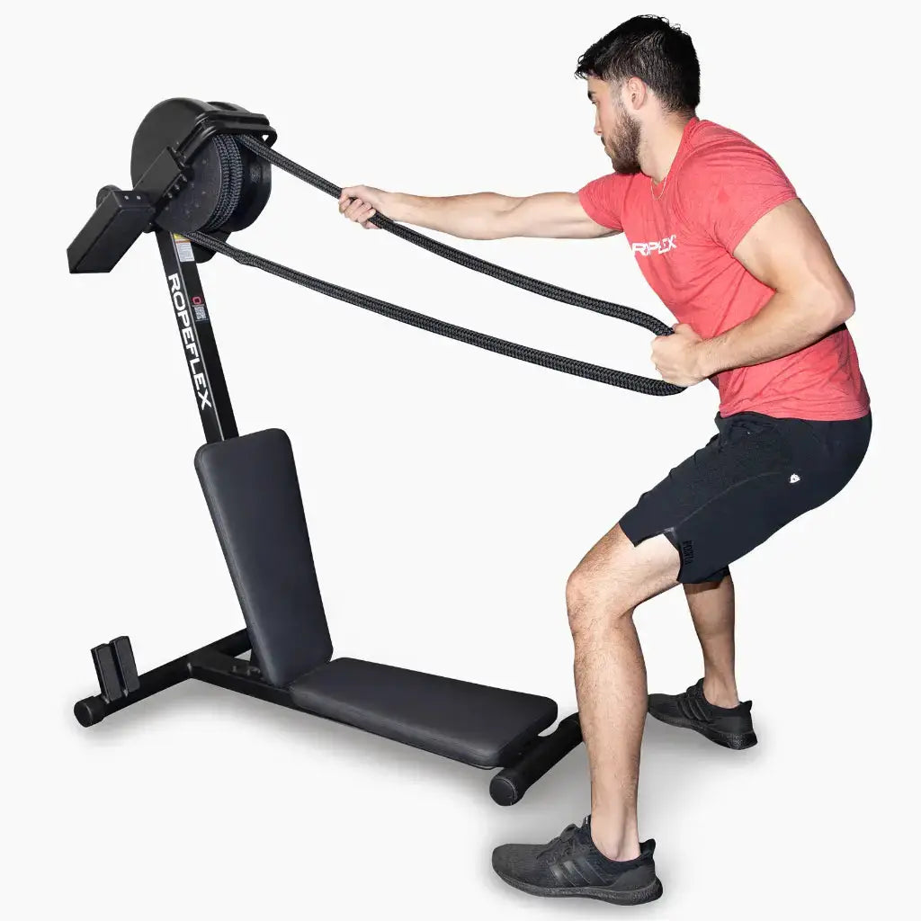 Ropeflex RX2300 Dual-Position-Seiltrainer, Mann zieht das Seil im Stehen in Schrittstellung