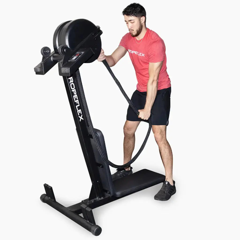 Ropeflex RX2300 Dual-Position-Seiltrainer, Mann steht neben dem Gerät und zieht das Seil vor dem Körper