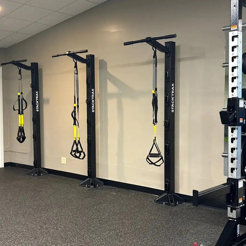 Ropeflex RX90 Trainingsturm mit Schlingentrainern an drei Türmen an einer hellen Wand