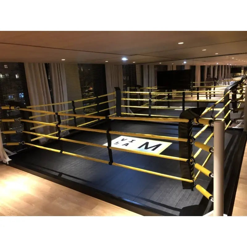SportCom Flexi-Roll Mattenfläche für Boxringe im Ring mit gelben Seilen in einem Club