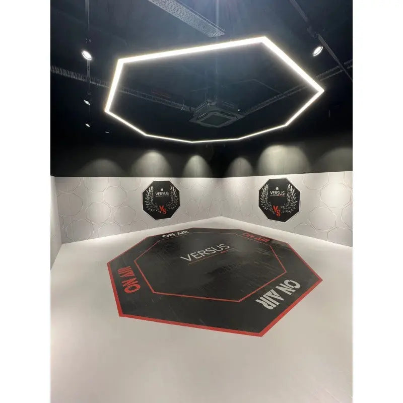 SportCom Flexi-Roll Ringermatte von Dollamur, Sechseck-Druck unter einer sechseckigen Deckenleuchte