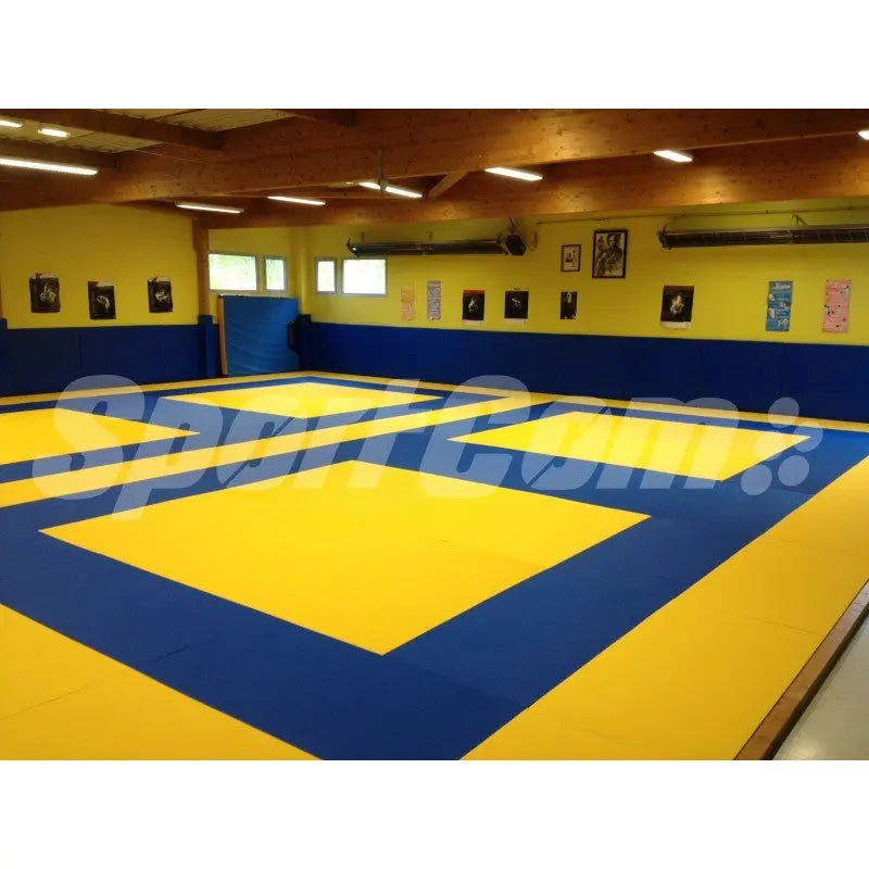 SportCom Judo-Tatami Reisstroh 1 × 1 m, 5 cm, rutschfeste Unterseite, gelbe Felder auf blauer Fläche vor gelben Wänden
