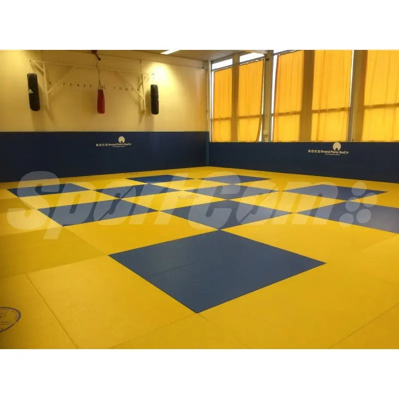 SportCom Judo-Tatami Reisstroh 1 × 1 m, 5 cm, rutschfeste Unterseite, gelbe und blaue Felder im Schachbrettmuster
