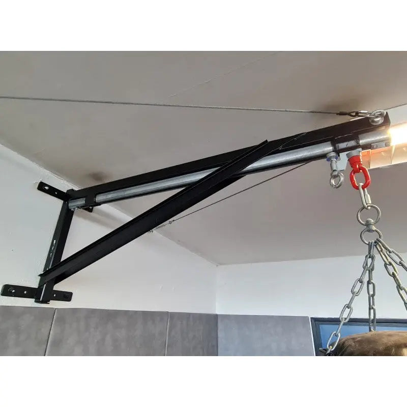 SportCom Laufwagen für Förderschiene am schwarzen Wandarm, rote Öse und Kette von unten