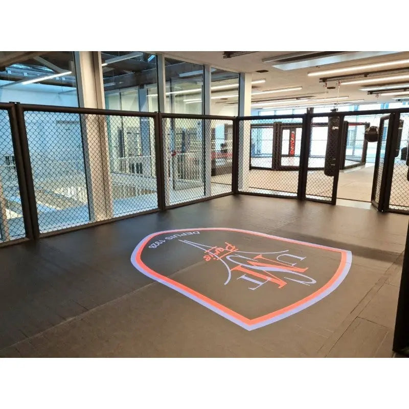 SportCom MMA-Paneel ohne Tür als Käfigfläche mit Wappen auf der Matte, Blick nach links