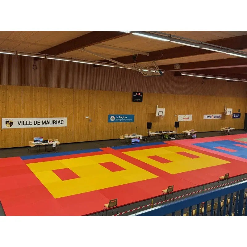 SportCom MMA-Tatami Glattfinish 1 × 1 m, 4 cm, rutschfeste Unterseite, Sporthalle mit gelben Feldern auf rotem Grund