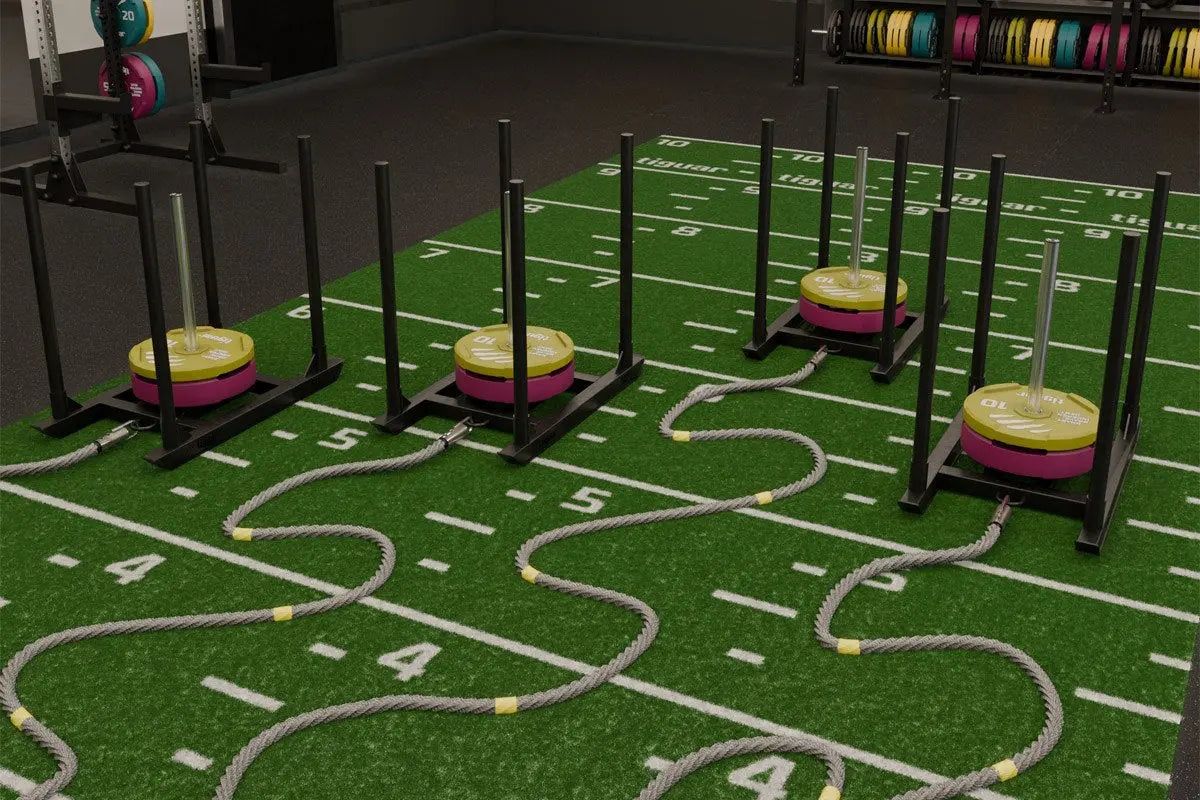 tiguar 4RACE Battle Rope mit Haken im Studio: mehrere Seile an Schlitten auf grünem Kunstrasen