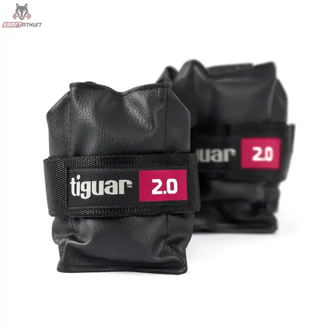 tiguar Knöchelgewichte 2 kg (Paar) in Schwarz mit roten 2.0 Etiketten, Schrägansicht beider Gewichte
