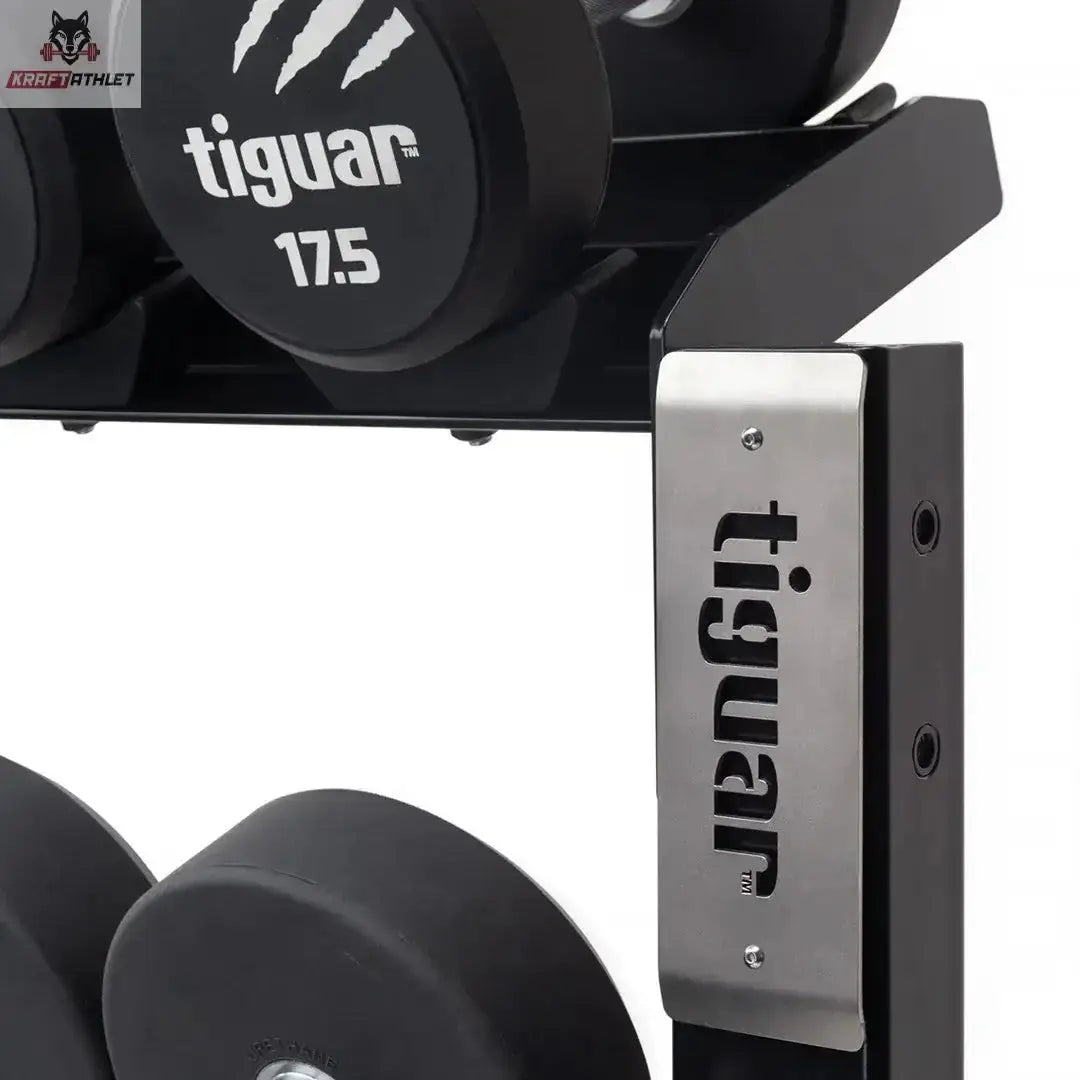 tiguar Modulares Kurzhantel-Rack mit Caps als Detail der Seitenplatte mit Logo neben Kurzhanteln
