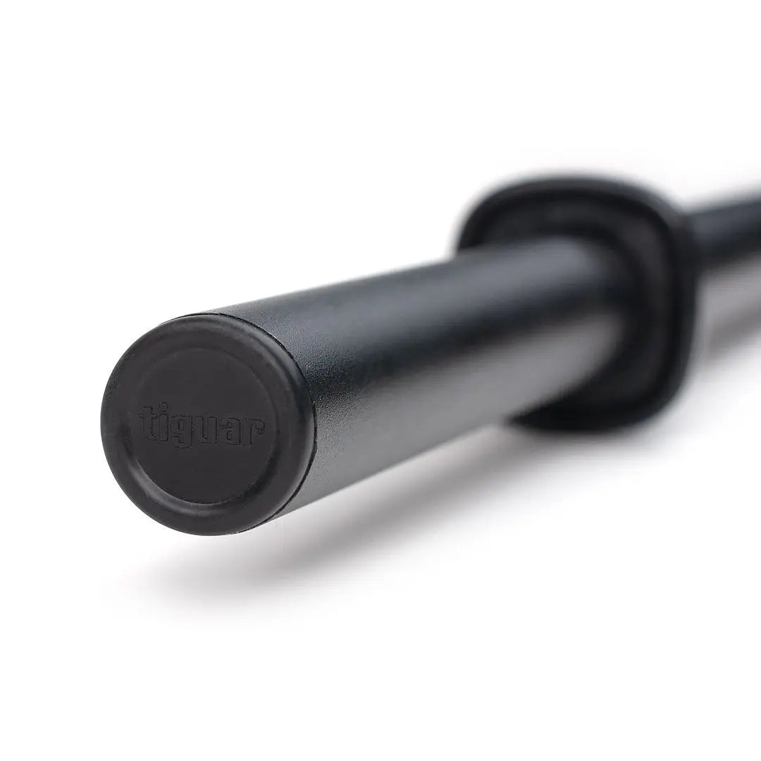 tiguar Power Gym Hantelstange 28 mm V2, Nahaufnahme des Stangenendes mit Endkappe in Schwarz
