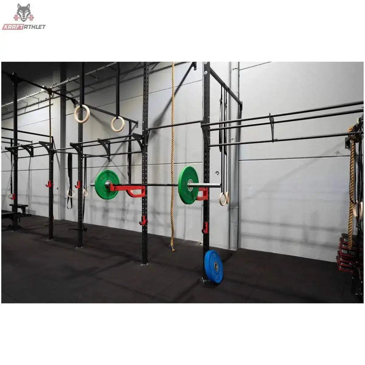 Titanium Strength Functional Wall RIG T4 in einer Halle mit Ringen, Seil und Langhantel