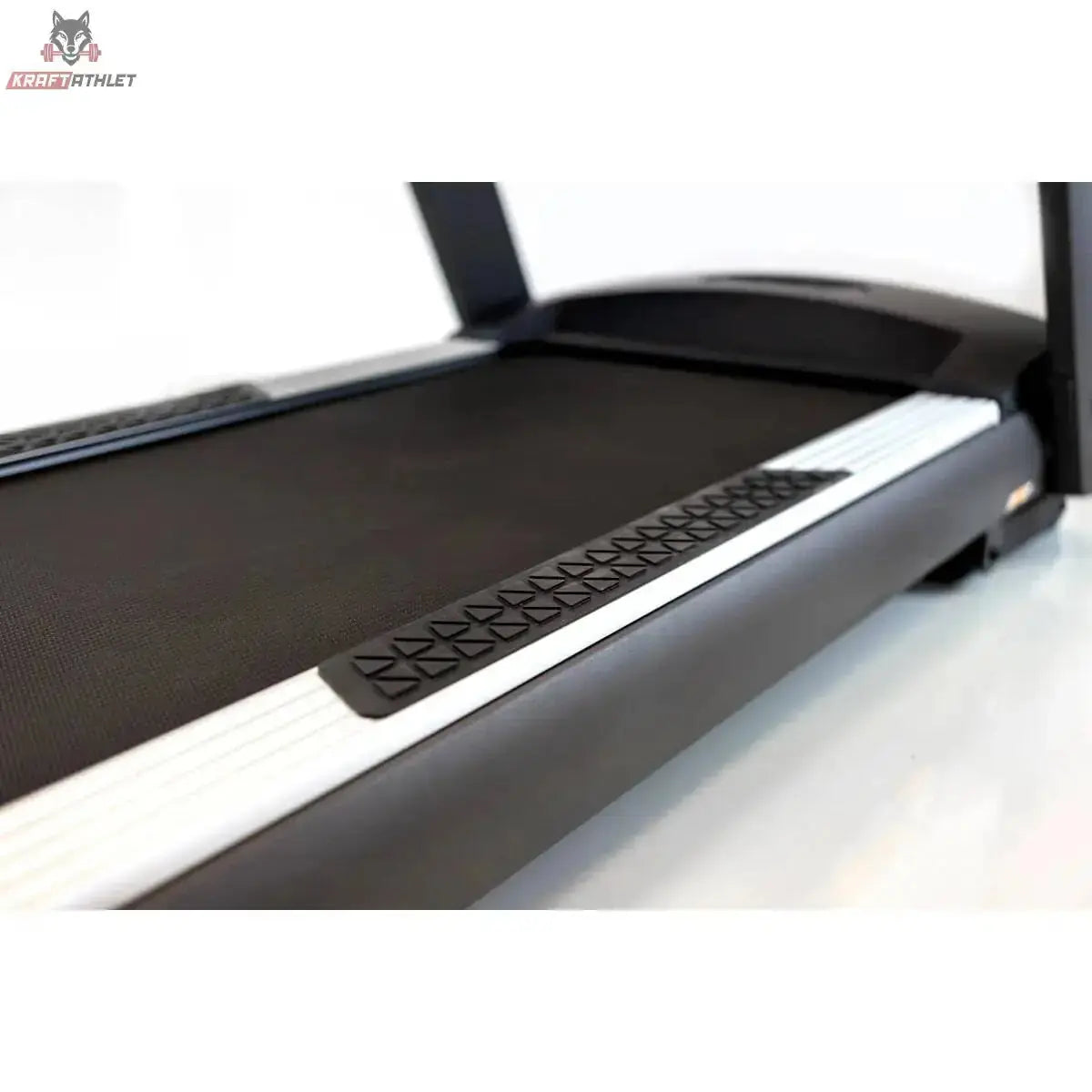 Titanium Strength TM900 TFT Laufband mit 16-Zoll-Touchscreen, Detail der Lauffläche mit Trittleiste