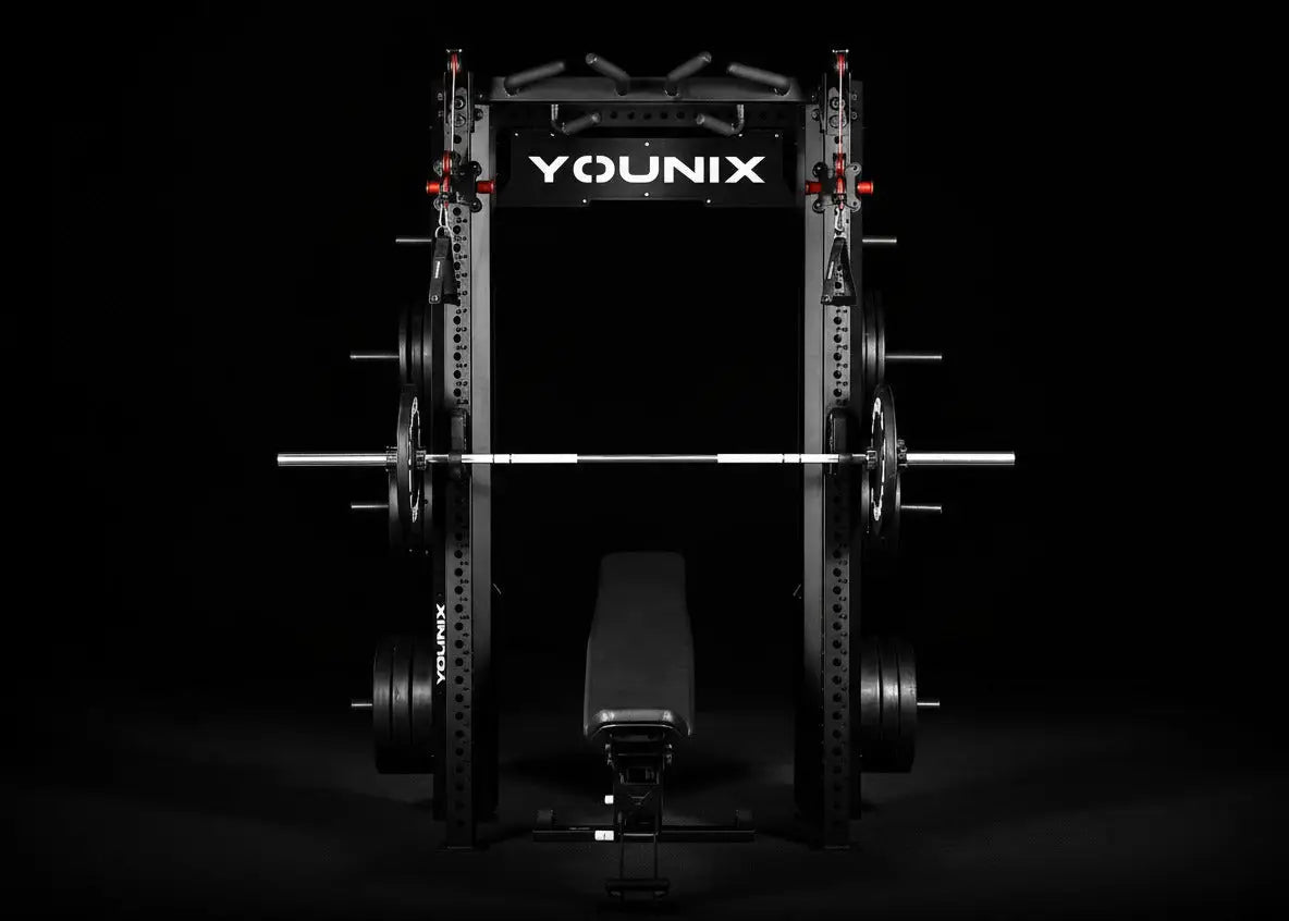 Younix Cable Rack Kabelzug-Power-Rack in Schwarz, Frontansicht mit Langhantel und Hantelbank vor dunklem Hintergrund