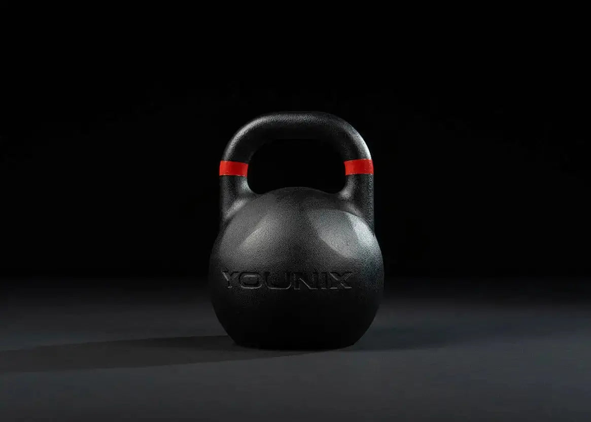 Younix Competition Kettlebell 16 kg Gusseisen, Frontansicht der Variante 24 kg in Schwarz vor dunklem Hintergrund