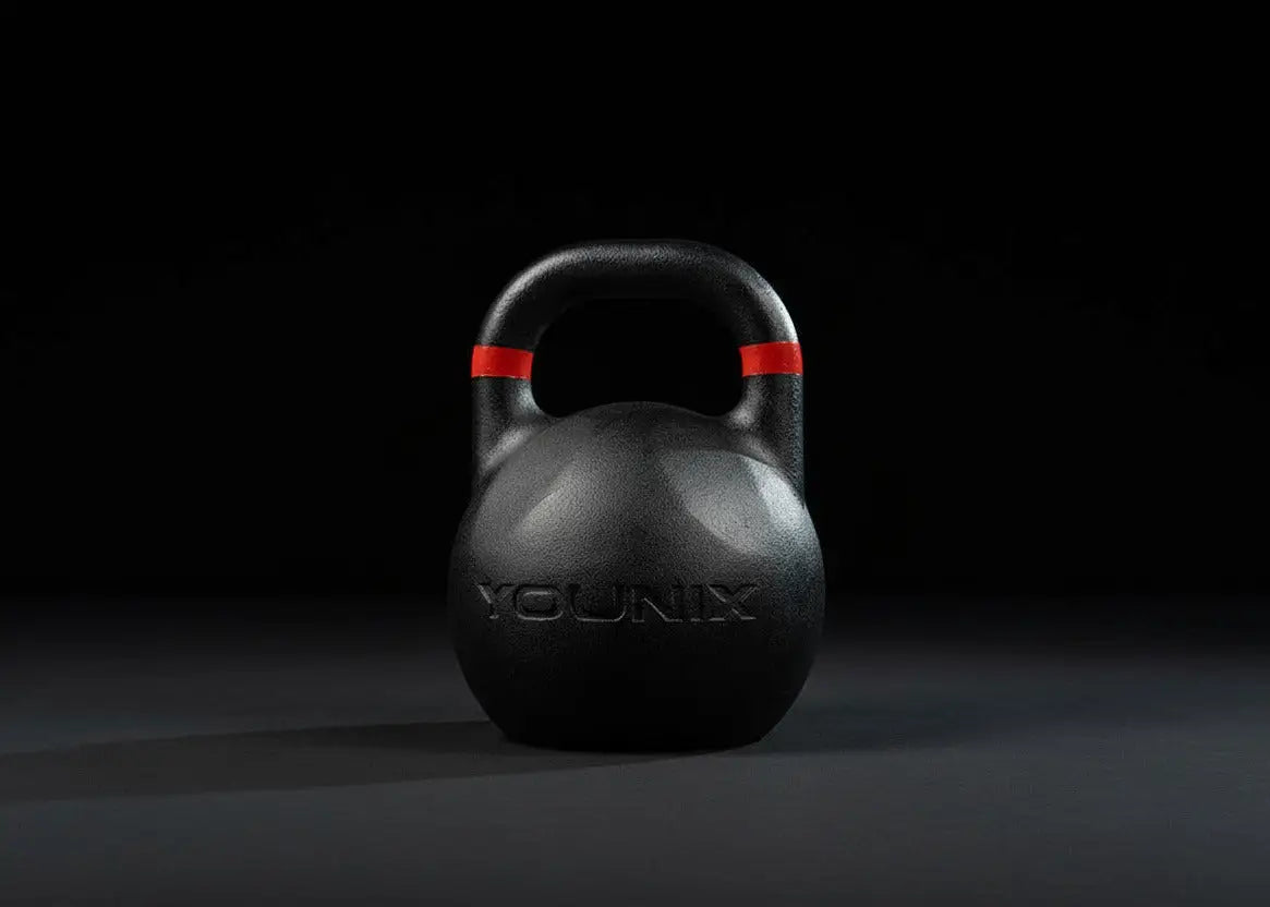 Younix Competition Kettlebell Full Set, einzelne schwarze Kettlebell mit rotem Griffband vor dunklem Hintergrund
