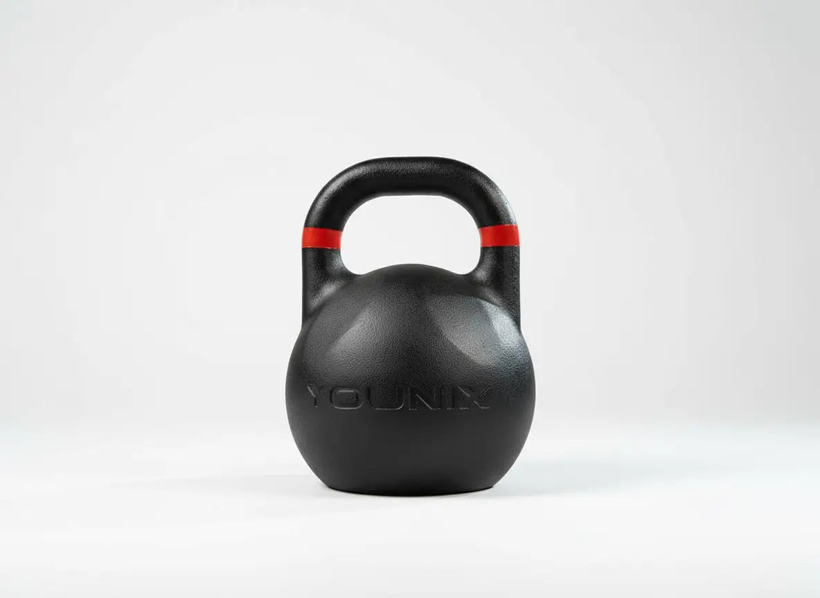 Younix Competition Kettlebell Set Beginner, Frontansicht einer schwarzen Kettlebell auf hellem Studioboden