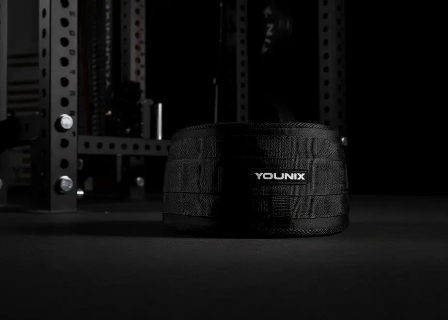Younix Multi-Use Belt Dip- und Belt-Squat-Gürtel, schwarzer Gürtel vor dunklem Hintergrund, Frontansicht