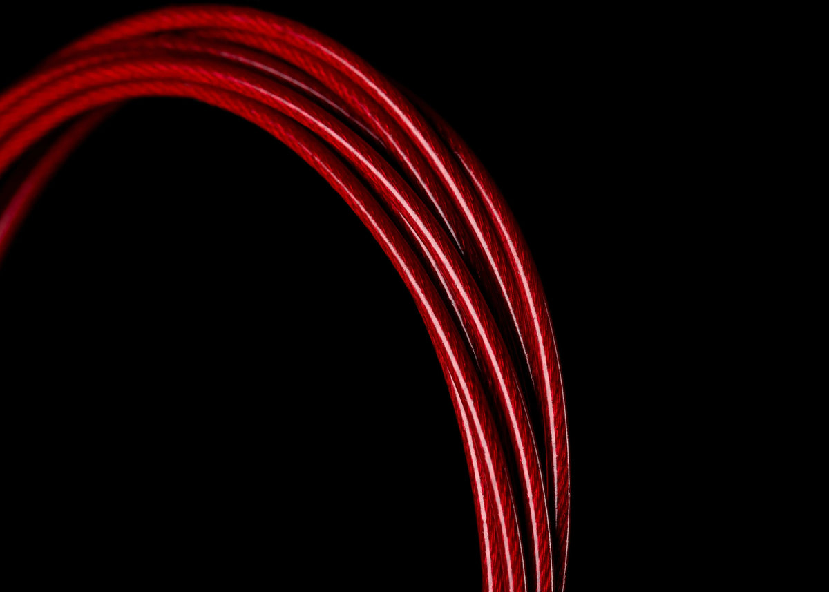 Younix Skill Rope Springseil, Nahaufnahme des roten ummantelten Stahlseils vor schwarzem Hintergrund