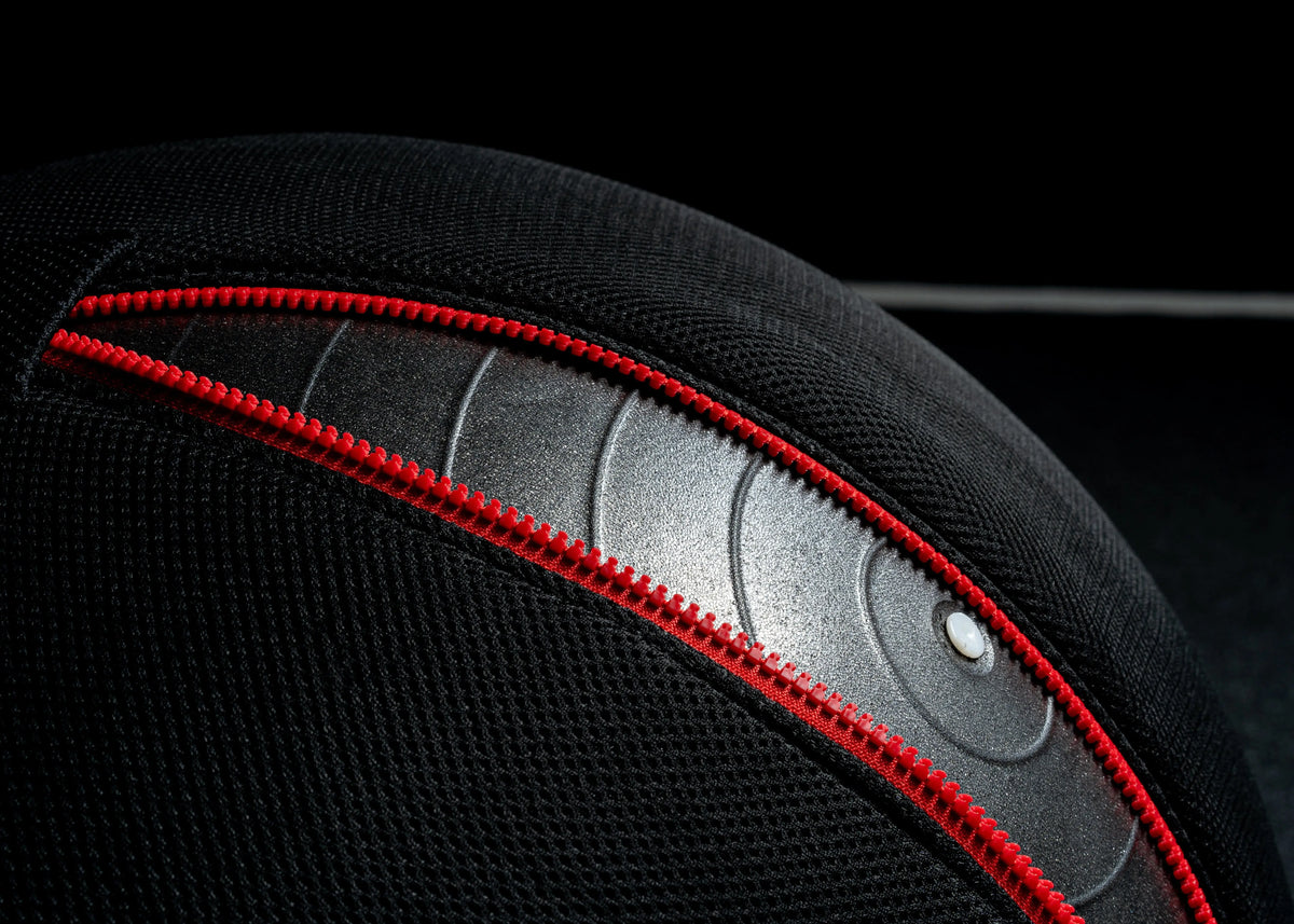 Younix Stability Ball Pro 65 Gymnastikball, Detail der Oberfläche mit roter Naht und Ventil