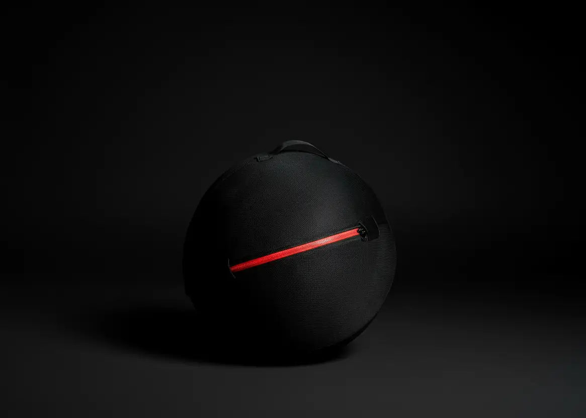 Younix Stability Ball Pro 65 Gymnastikball in Schwarz mit roter Naht, Ansicht vor dunklem Hintergrund