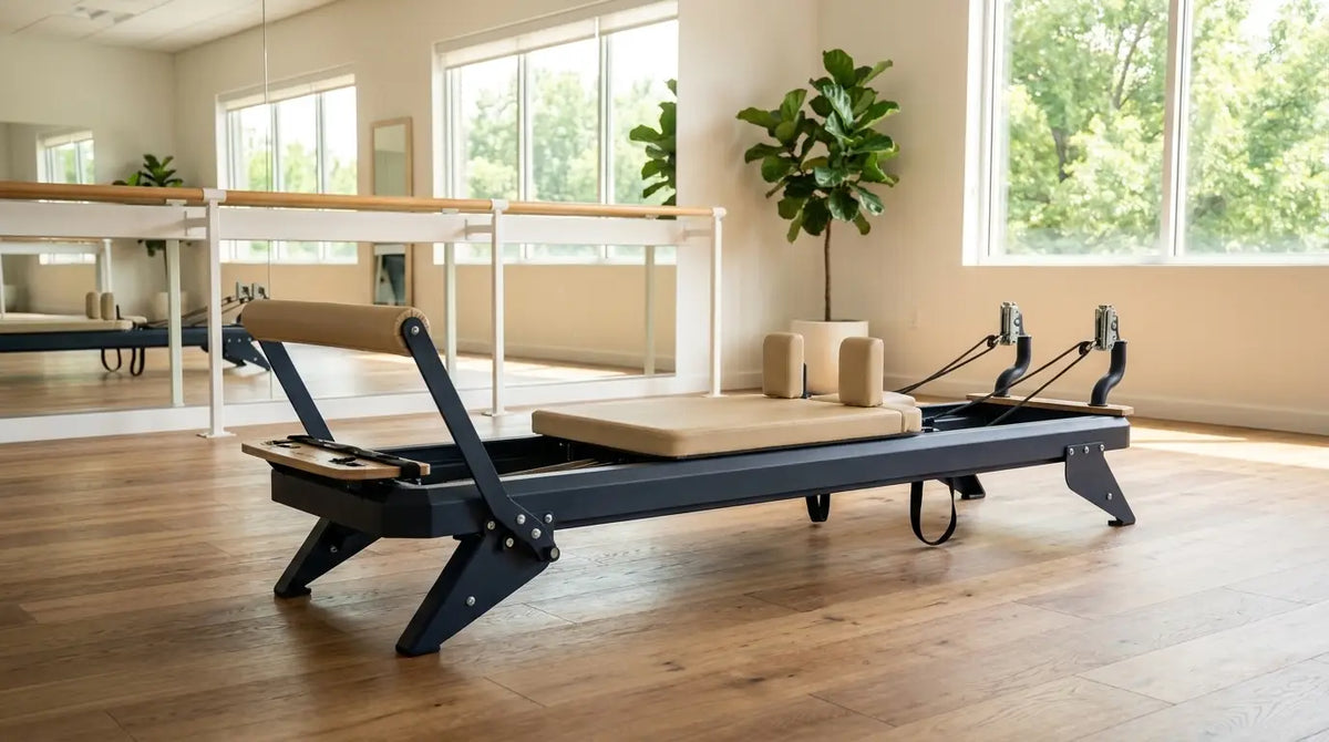 Hegren Reformer en un moderno estudio de Pilates con zona de barra