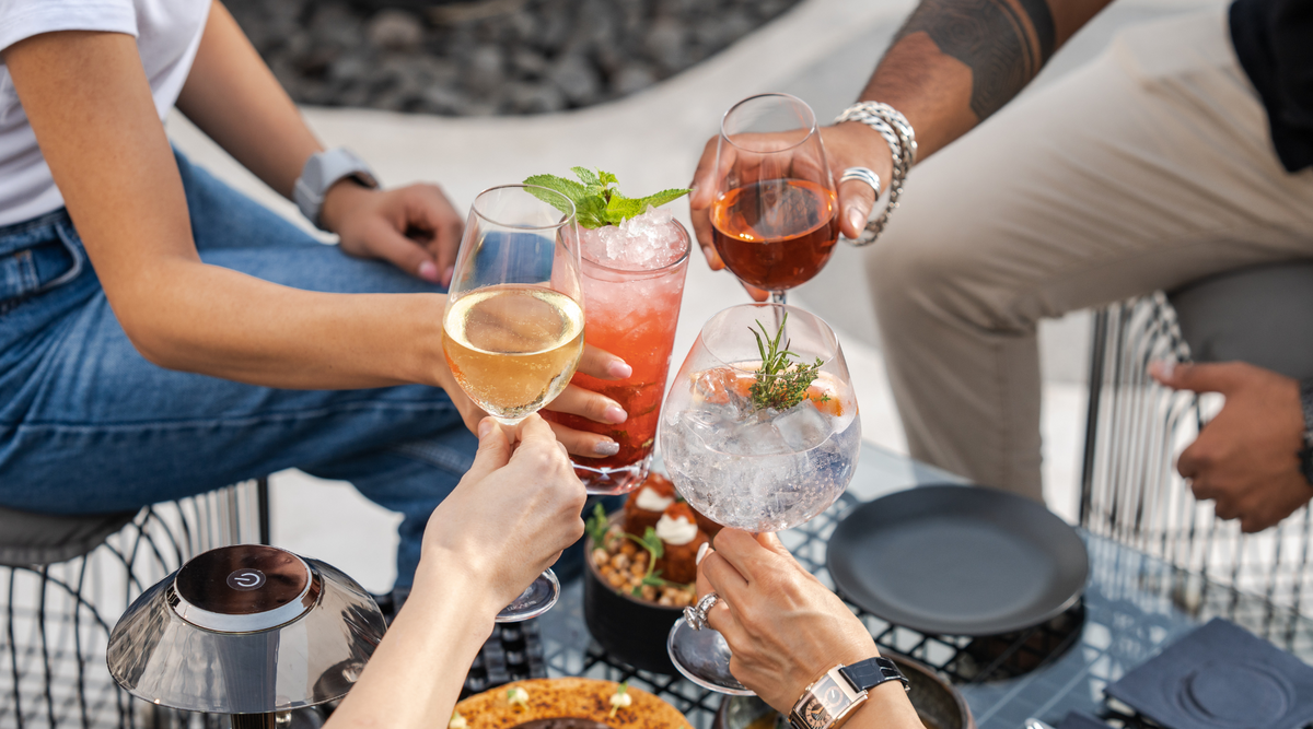 Cocktailglas mit Strohhalm im Urlaub