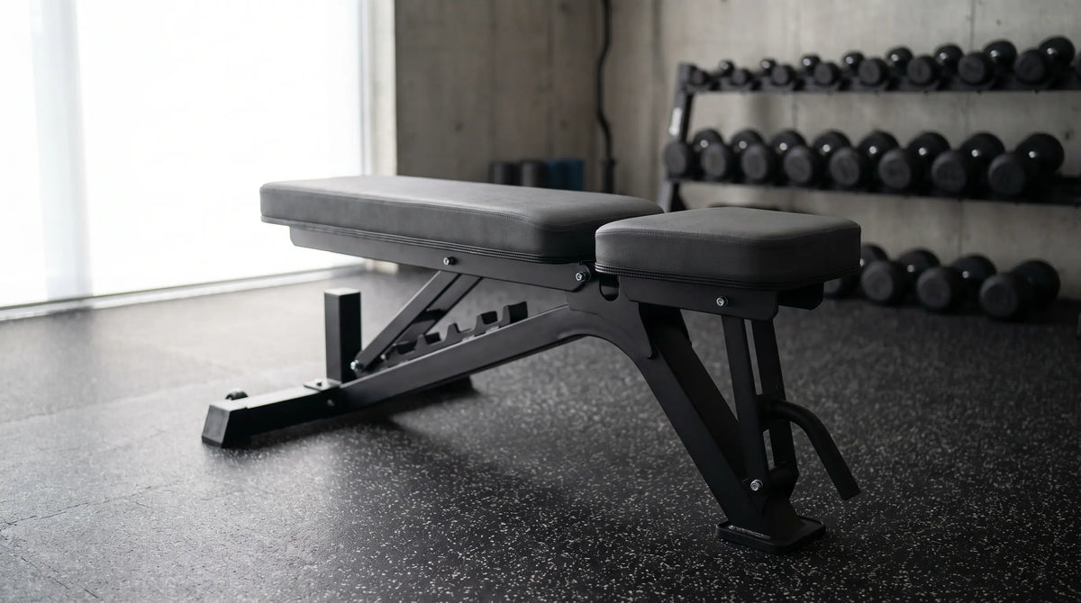 Verstelbare FID-halterbank met zwart stalen frame in een moderne thuisfitnessruimte