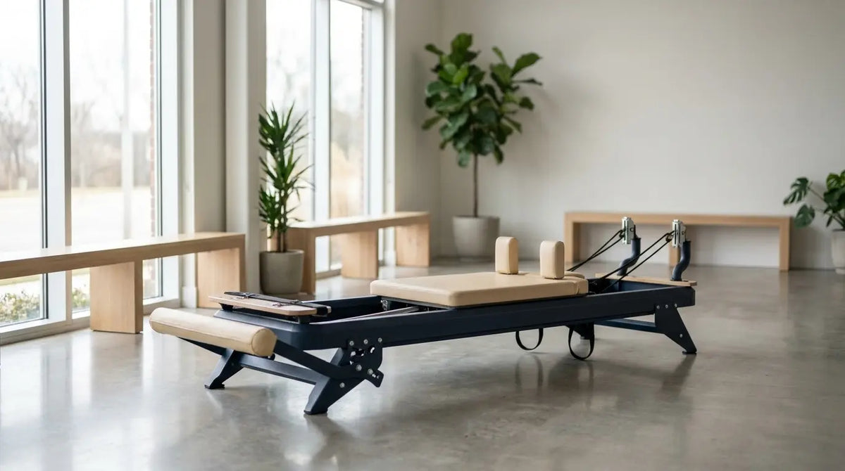 Hegren TALMA 62 – reformer do pilatesu ze stalową ramą w nowoczesnym studiu