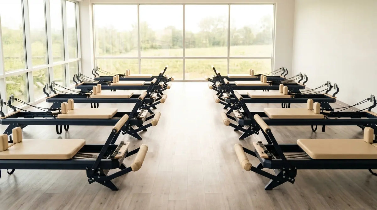 Ekskluzywne studio pilates wyposażone w kilka reformerów Hegren TALMA 62 przeznaczonych do zajęć grupowych